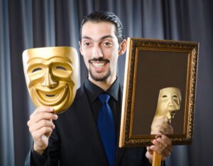 Hombre con dos máscaras