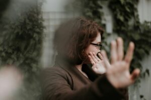 Lee más sobre el artículo El Escenario es Tuyo: Supera la Vergüenza y Conquista la Cámara (Sí, Tú También Puedes Hacer Videos)