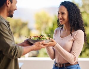 Mujer alimentando a su hombre